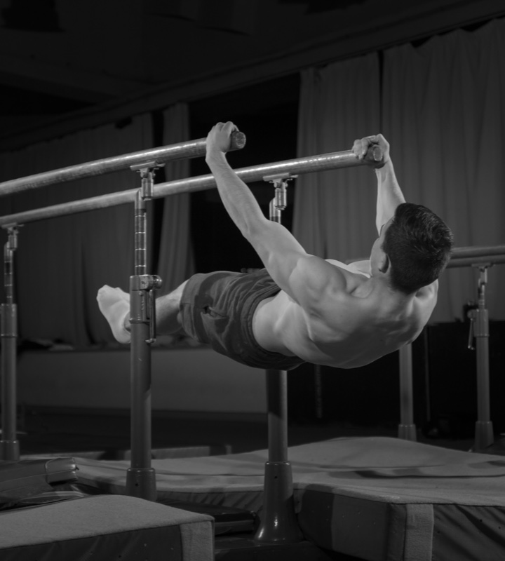 mężczyzna robiący back lever